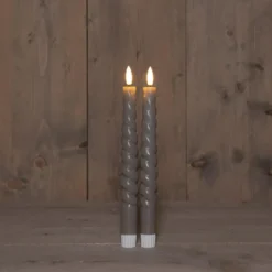Anna Collection LED swirl dinerkaarsen - 2x st - taupe grijs - 23 cm