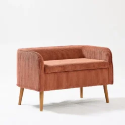Bank van hout met terracotta fluweel