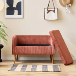 Bank van hout met terracotta fluweel