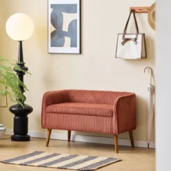 Bank van hout met terracotta fluweel