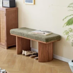Bank van massief hout en groene ribfluweel