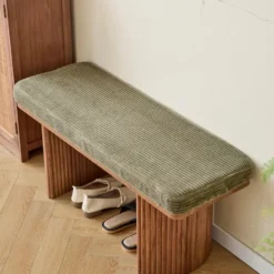 Bank van massief hout en groene ribfluweel