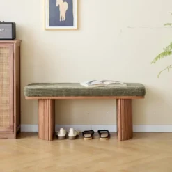 Bank van massief hout en groene ribfluweel