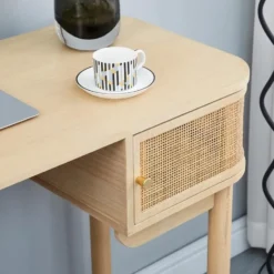 Bureau met 2 deuren van hout en rietvlechtwerk
