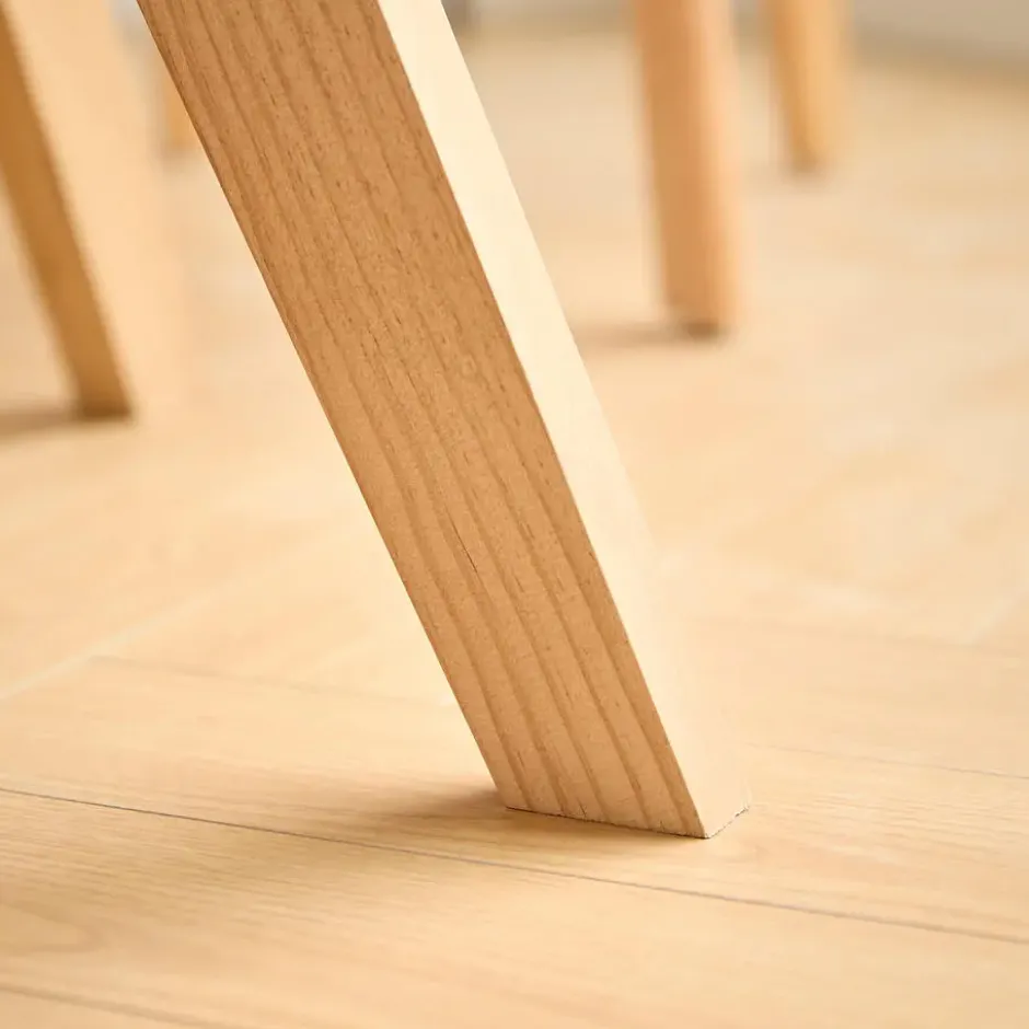 Eettafel voor 4 personen van massief grenen D90