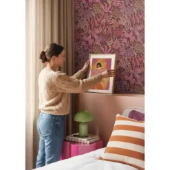 ESTAhome behang tropische bladeren en bloemen aubergine paars en roze