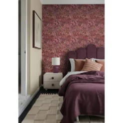 ESTAhome behang tropische bladeren en bloemen aubergine paars en roze