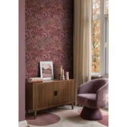 ESTAhome behang tropische bladeren en bloemen aubergine paars en roze