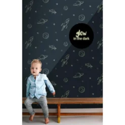 ESTAhome glow-in-the-dark behang planeten in de ruimte donkerblauw