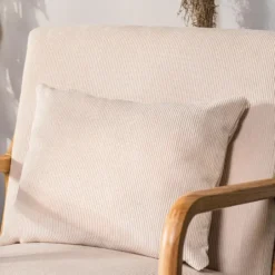 Fauteuil van massief hout en beige stof