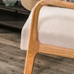 Fauteuil van massief hout en beige stof