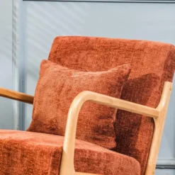 Fauteuil van massief hout en terracotta stof