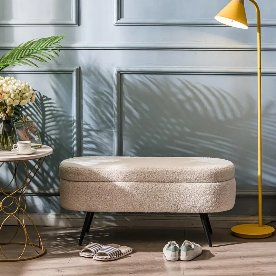 Metalen bank met witte krullen