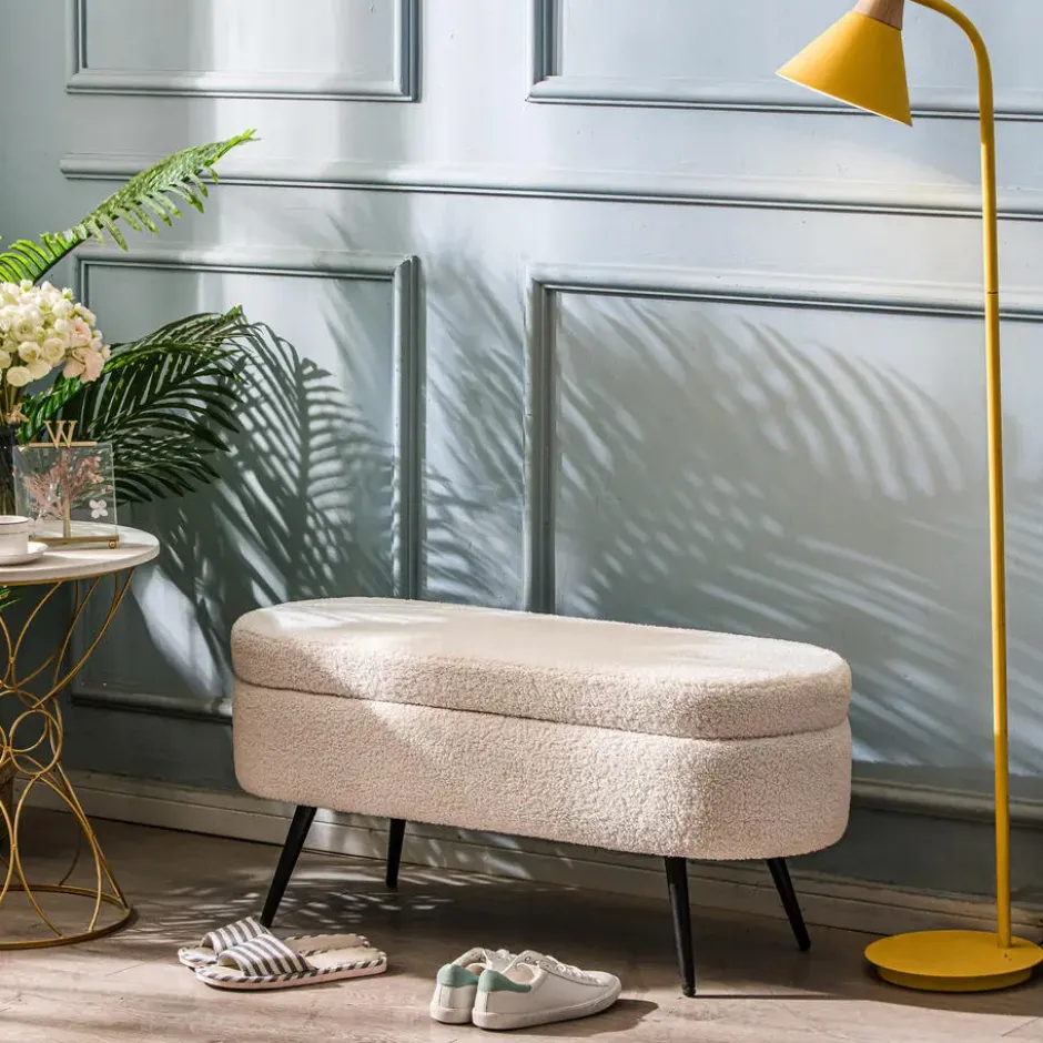 Metalen bank met witte krullen