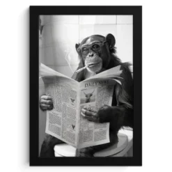 Poster met lijst 20x30 cm Aap - WC - Krant - Zwart wit - Humor