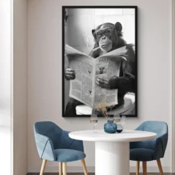 Poster met lijst 80x120 cm Aap - WC - Krant - Zwart wit - Humor