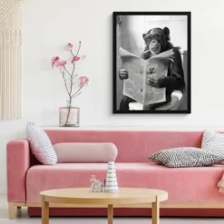 Poster met lijst 60x80 cm Aap - WC - Krant - Zwart wit - Humor