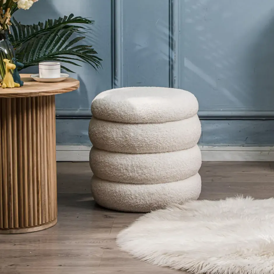 Pouf met witte krullen in Scandinavische stijl