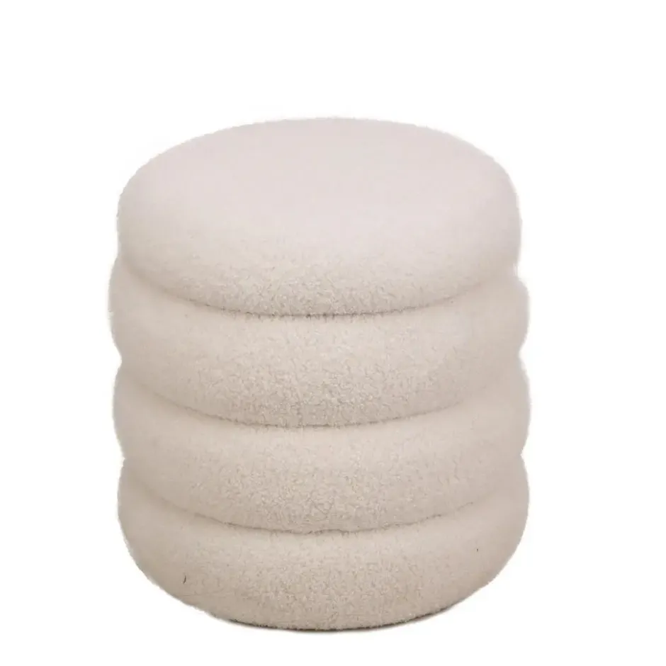 Pouf met witte krullen in Scandinavische stijl