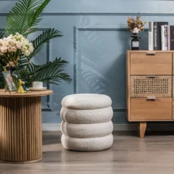 Pouf met witte krullen in Scandinavische stijl