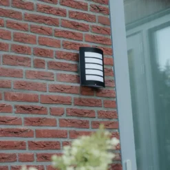 Qazqa wandlamp met daglichtsensor miro zwart e27