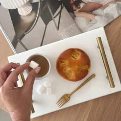 QUVIO Dienblad met gouden hendels - Marmer - Wit
