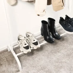 QUVIO Kledingrek met schoenen opbergruimte - Wit