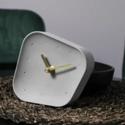 QUVIO Tafelklok beton asymmetrisch met gouden wijzers - Grijs